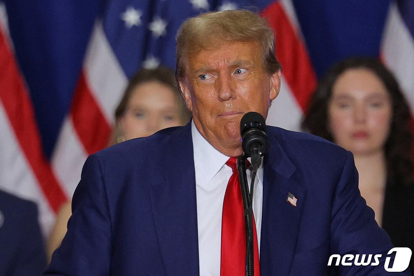 본문 이미지 - 공화당 대선 (예비) 후보인 도널드 트럼프 전 미국 대통령이 2일(현지시간) 위스콘신주 그린베이에서 연설하고 있다. ⓒ 로이터=뉴스1