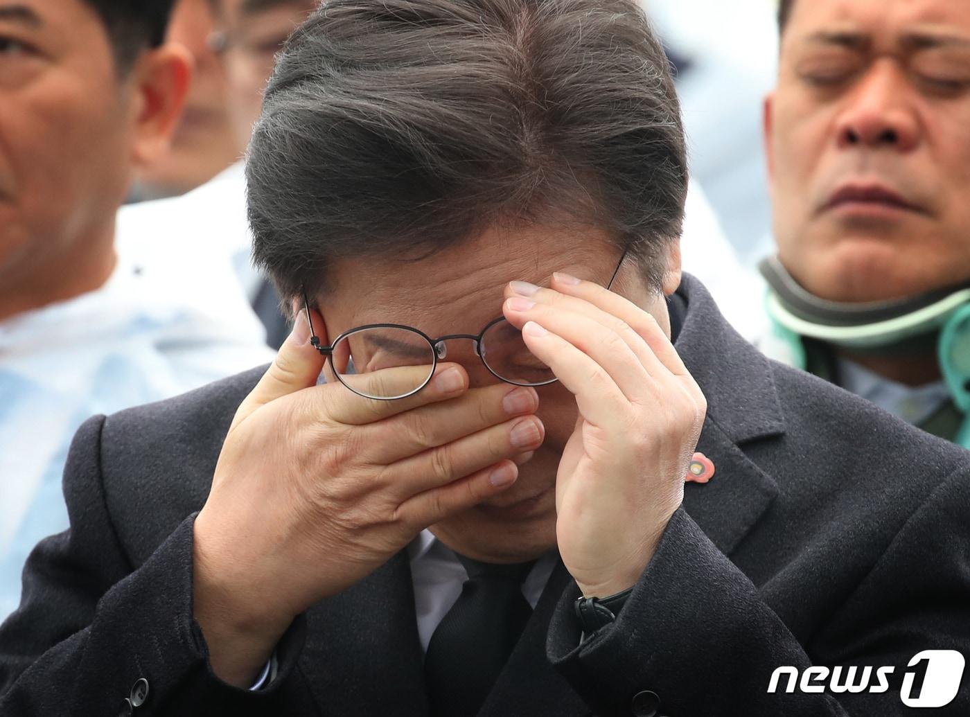 본문 이미지 - 이재명 더불어민주당 대표가 3일 오전 제주시 봉개동 제주4·3평화공원에서 열린 제76주년 제주4·3 희생자 추념식에서 눈물을 훔치고 있다. (제주도사진기자회)2024.4.3/뉴스1 ⓒ News1 송원영 기자