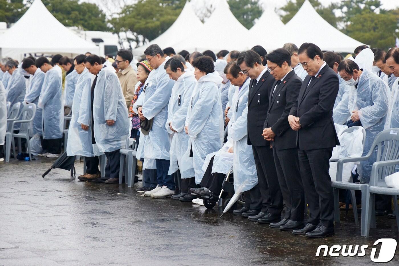 본문 이미지 - 김동연 경기도지사가 3일 오전 제주특별자치도 제주시 제주 4·3 평화공원에서 열린 제76주년 제주 4․3희생자 추념식에 참석, 묵념을 올리고 있다.