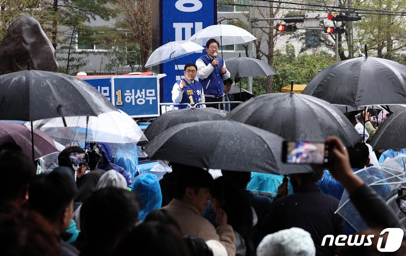이재명 대통령이 지난해 4월3일 경남 창원시 성산구 일대에서 당시 22대 총선 허성무 후보 지원유세를 하고 있는 모습. 2024.4.3/뉴스1 ⓒ News1 구윤성 기자