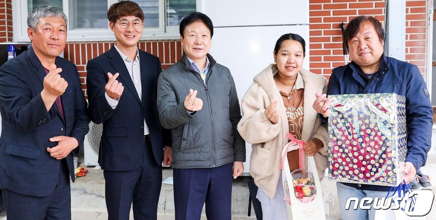 이병환 성주군수가 지난 2일 최근 아기를 출산한 금수면 영천리 이상철·펭소피아 부부를 찾아 축하를 하고 있다.(성주군 제공) 2024.4.3/뉴스1