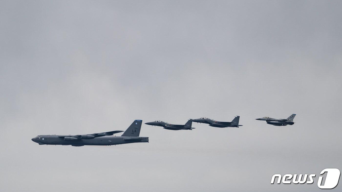 지난 2024년 4월  제주 동남방의 한일 간 방공식별구역&#40;ADIZ&#41; 중첩구역 일대에서 한미일 공중훈련이 진행되고 있는 모습. 북한에 대한 대응력을 보여주기 위해 열린 이 훈련에는 우리 공군의 F-15K 전투기, 미국 B-52H 전략폭격기 및 F-16 전투기, 일본 항공자위대의 F-2 전투기 등이 참가했다. &#40;국방부 제공&#41; 2024.4.3/뉴스1