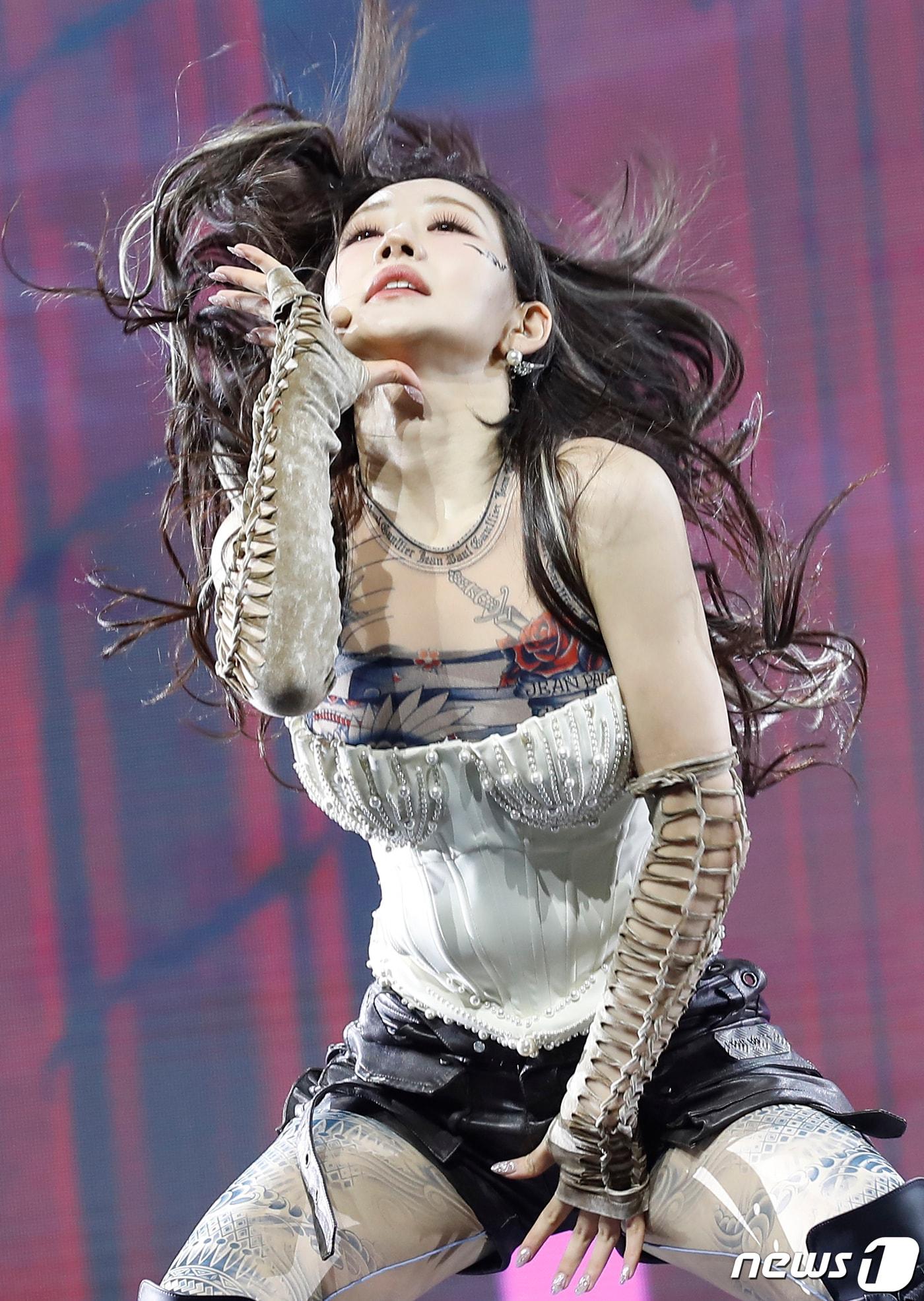 본문 이미지 - 그룹 키스오브라이프(KISS OF LIFE) 쥴리가 관능적인 매력으로 시선을 사로잡았다. ⓒ News1 권현진 기자