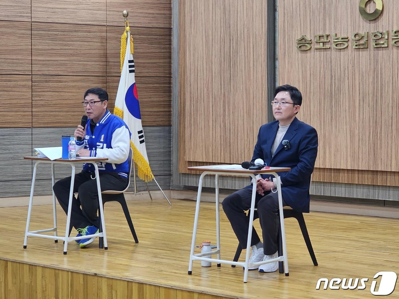 본문 이미지 - 3월31일 경기 고양시 일산서구 송포농협에서 열린 '고양정' 선거구 후보자 초청 토론회에 참석한 민주당 김영환 후보(왼쪽)와 국민의힘 김용태 후보. (김용태 선거사무실 제공) 