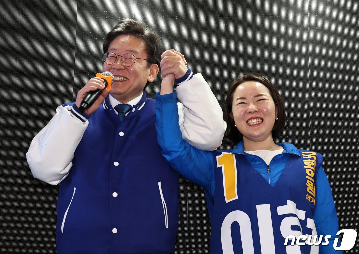 본문 이미지 - 2024년 4월 이재명 당시 더불어민주당 대표 겸 상임선대위원장이 이현 부산진구을 후보에 대한 지지를 호소하고 있다. 2024.4.3/뉴스1 ⓒ News1 구윤성 기자