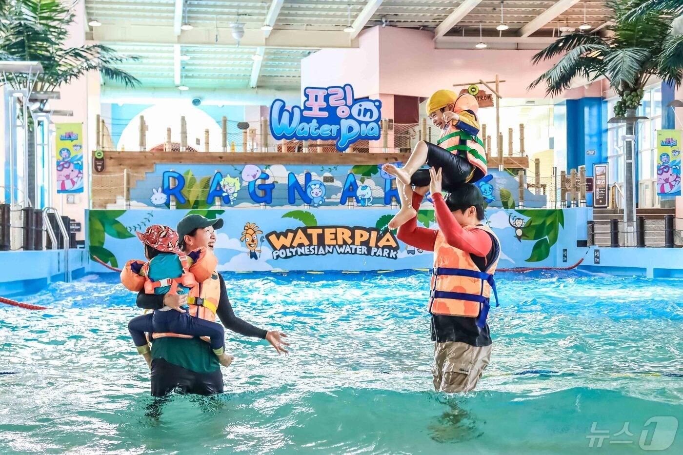 라그나로크 캐릭터로 꾸며진 설악 워터피아 스파동에서 가족이 물놀이를 즐기고 있다(한화호텔앤드리조트 제공)