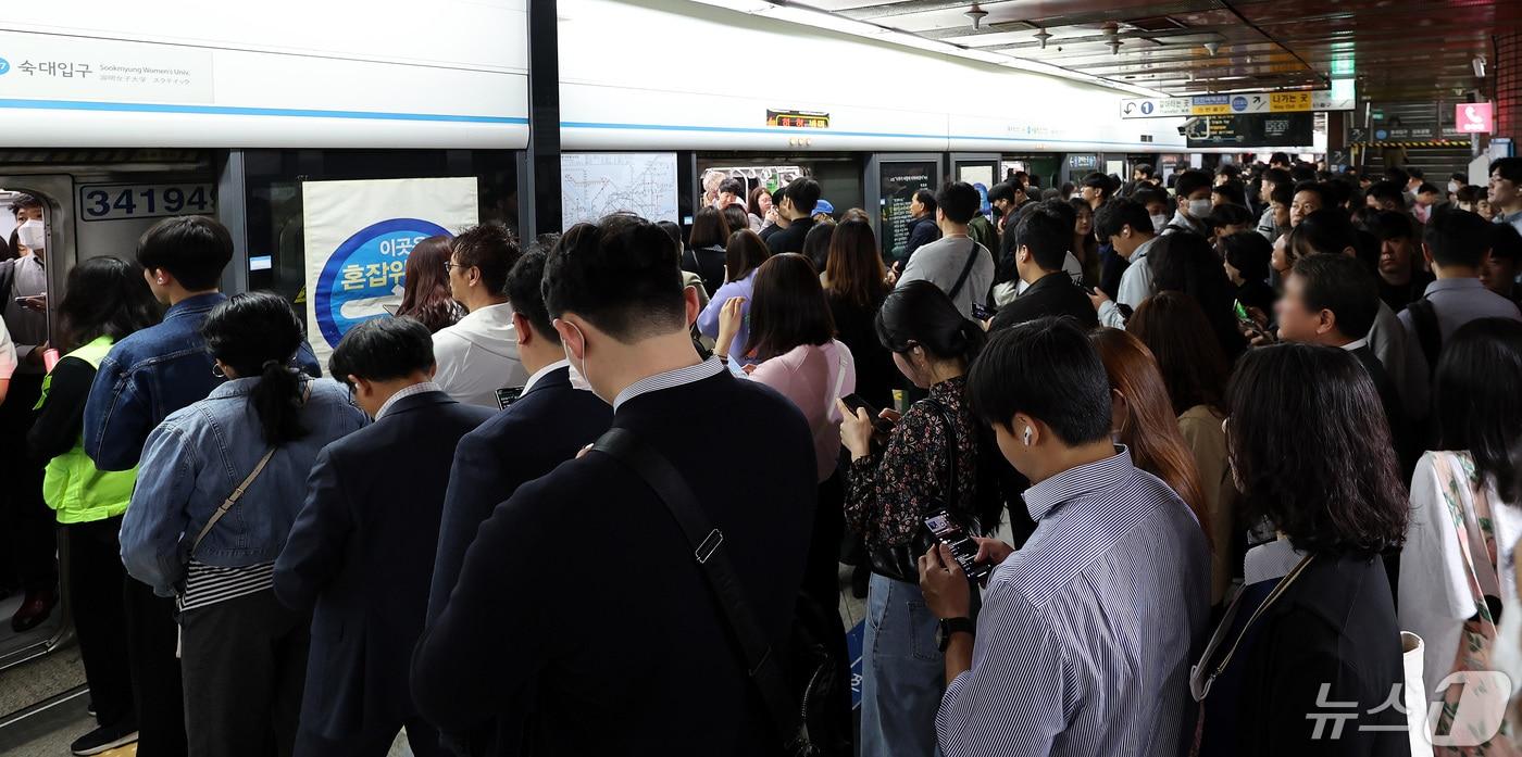 서울 지하철 4호선 서울역 승강장이 출근하는 시민들로 붐비고 있다.&#40;사진은 기사 내용과 무관함&#41; 2024.4.30/뉴스1 ⓒ News1 박지혜 기자