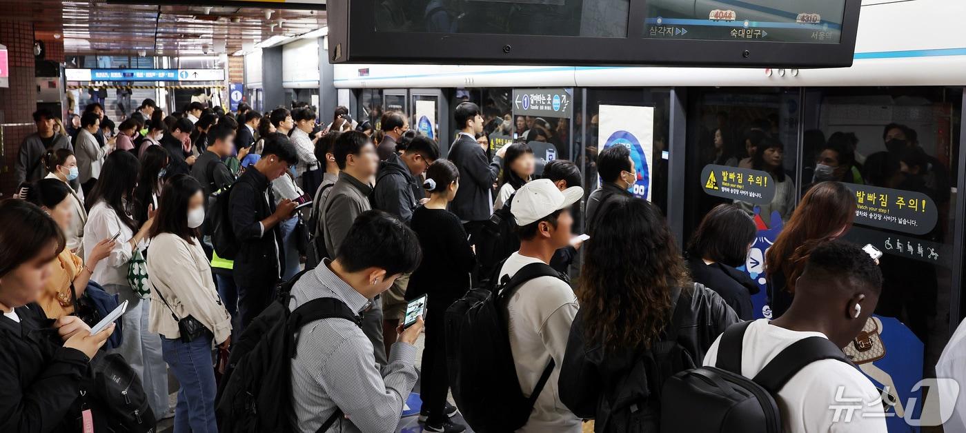 서울 지하철의 한 승강장이 출근하는 시민들로 붐비고 있다. &#40;사진은 기사 내용과 무관함&#41; 2024.4.30/뉴스1 ⓒ News1 박지혜 기자