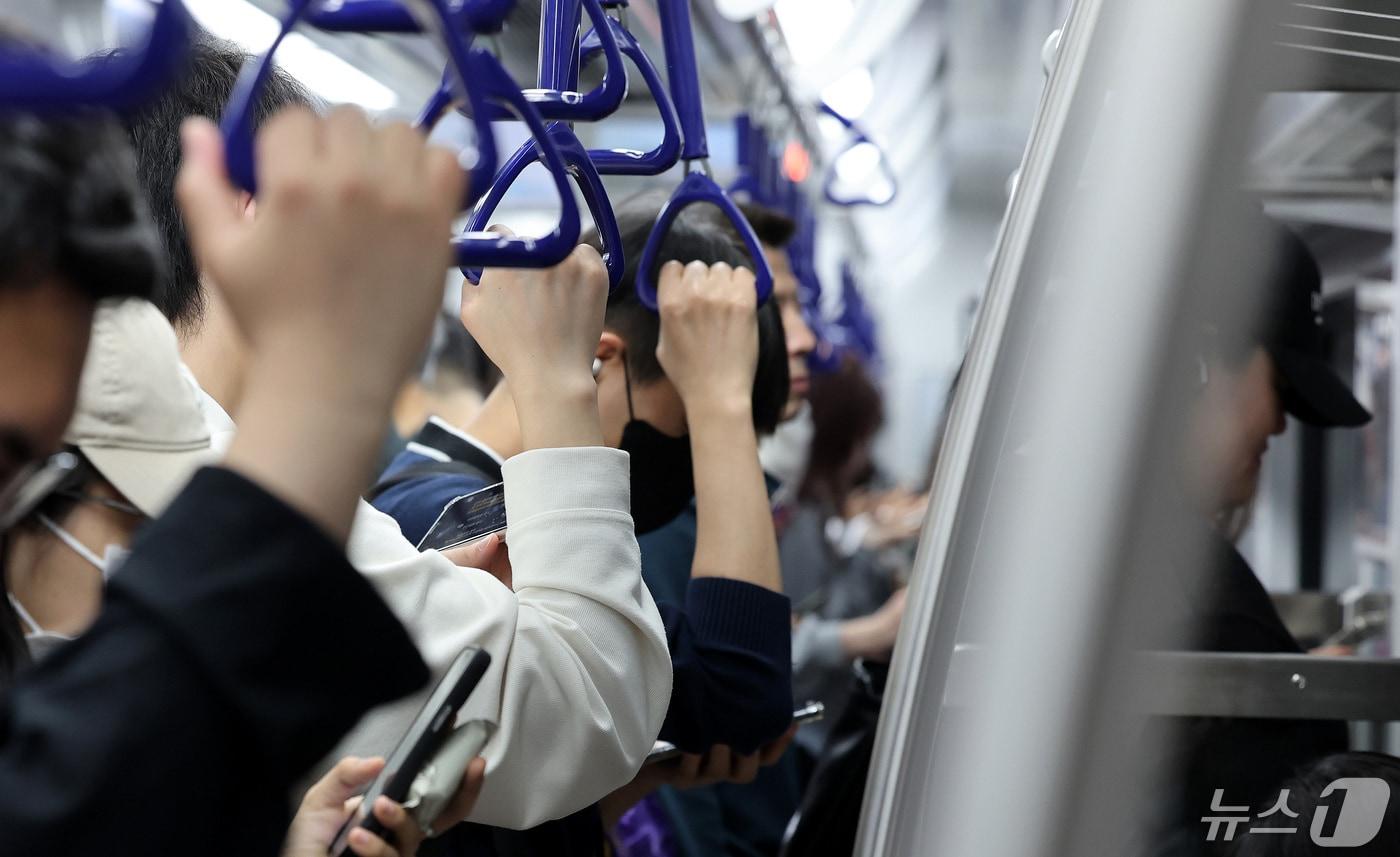 본문 이미지 - 30일 오전 서울 지하철 4호선이 출근하는 시민들로 붐비고 있다. 다음 달 1일 첫차부터 출·퇴근시간대 혼잡도가 높은 서울 지하철 4·7호선 열차 운행이 각 2회씩 증편될 예정이다. 증편 지하철은 4호선의 경우 출근 시간대에, 7호선은 퇴근 시간대에 각각 2회 운행된다. 2024.4.30/뉴스1 ⓒ News1 박지혜 기자