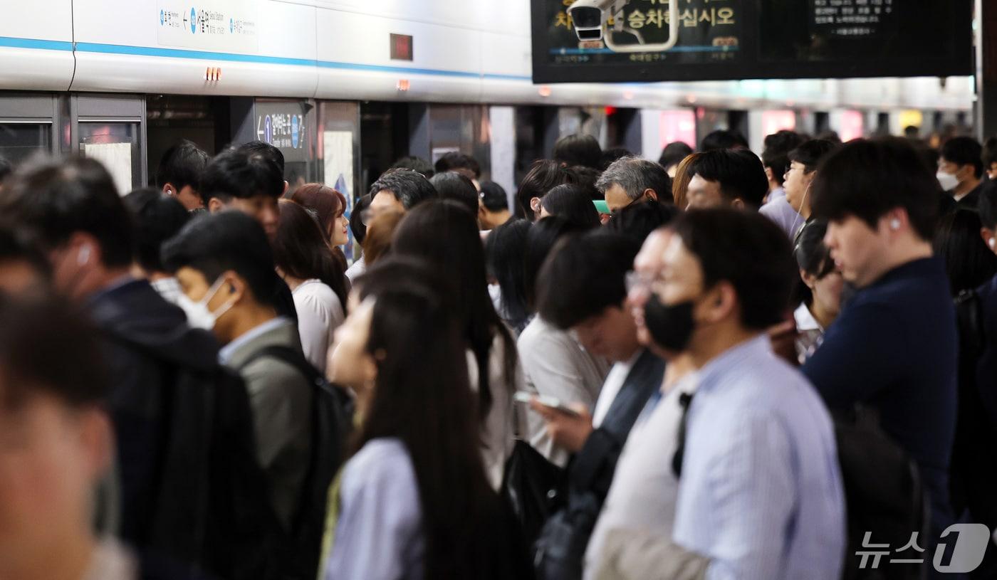 서울 지하철 4호선 서울역 승강장이 출근하는 시민들로 붐비고 있다.  2024.4.30/뉴스1 ⓒ News1 박지혜 기자