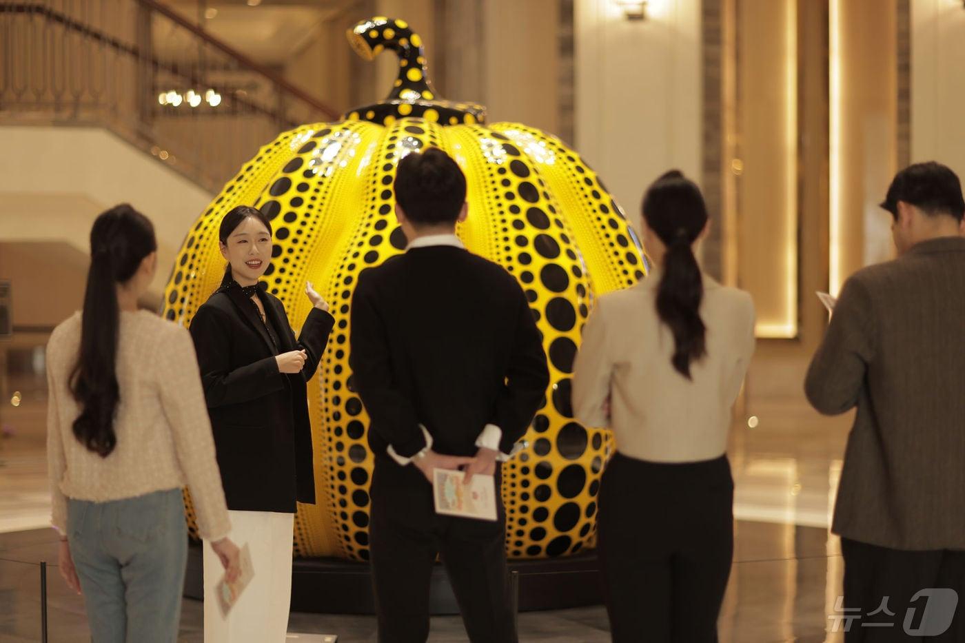 본문 이미지 - 파라다이스시티에서 아트 도슨트 투어가 진행되는 모습.(파라다이스시티 제공)