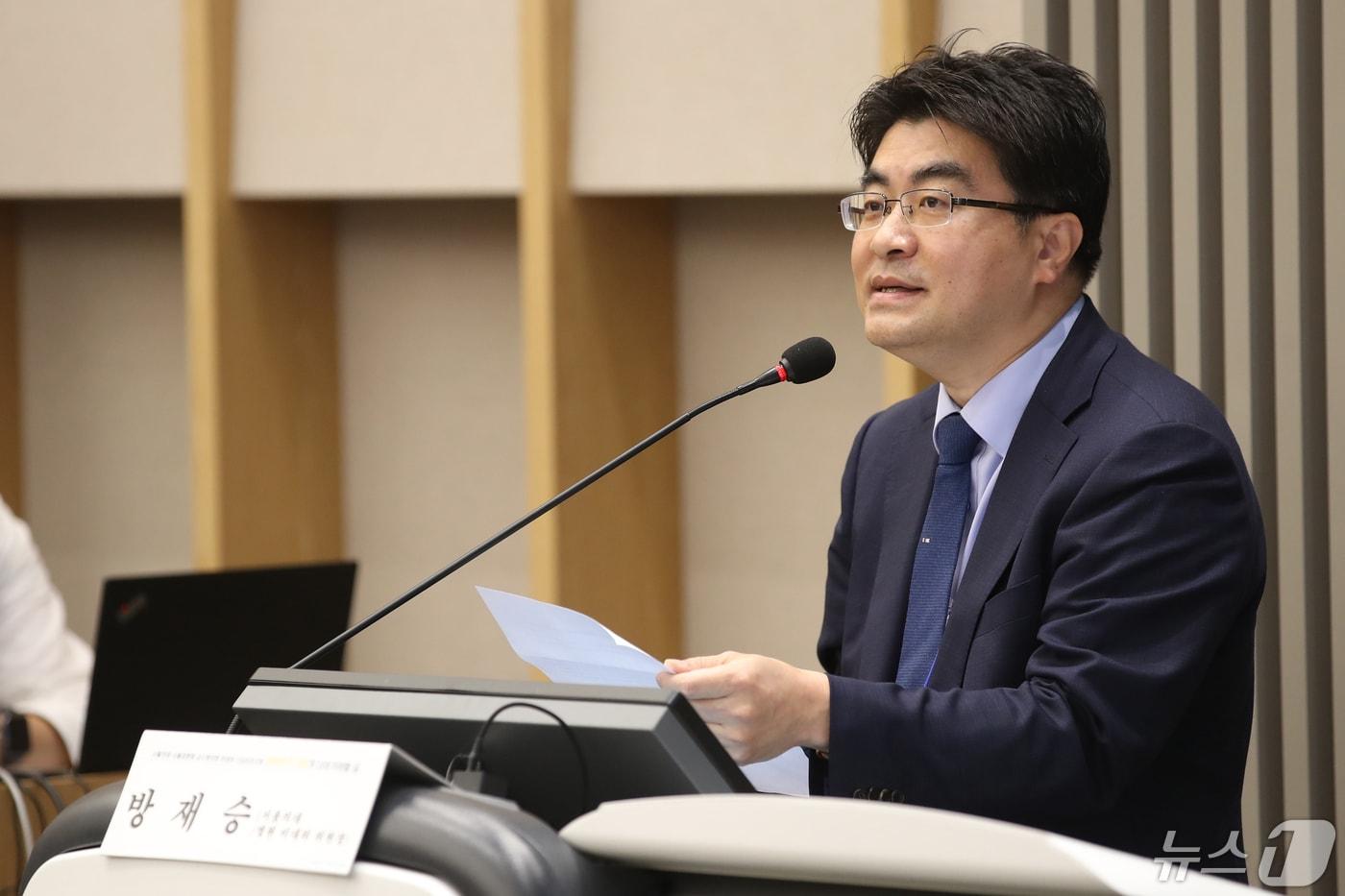 본문 이미지 - 방재승 서울대 의과대학 교수협의회 비상대책위원장이 30일 오전 서울대학교병원에서 '대한민국 의료가 나아가야 할 길'을 주제로 열린 서울의대-서울대병원 교수 협의회 비대위 긴급심포지엄'에 참석해 인사말을 하고 있다.2024.4.30/뉴스1 ⓒ News1 이광호 기자