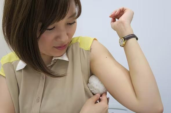 본문 이미지 - 2016년 일본 매체 '시라비'는 한 여성 기자가 실제 겨드랑이로 주먹밥을 만들어 남성 기자가 시식하는 모습을 보도했다. (시라베 갈무리)