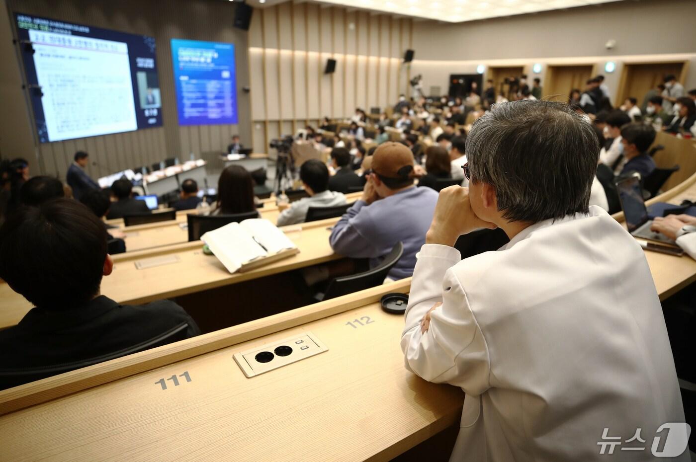 본문 이미지 - 서울시내 주요 대형병원인 '빅5' 중 서울대병원과 세브란스병원 소속 교수들이 외래 진료와 수술을 중단한 30일 오전 서울대학교병원에서 '대한민국 의료가 나아가야 할 길'을 주제로 열린 서울의대-서울대병원 교수 협의회 비대위 긴급심포지엄에 교수들이 참석해 있다.2024.4.30/뉴스1 ⓒ News1 이광호 기자