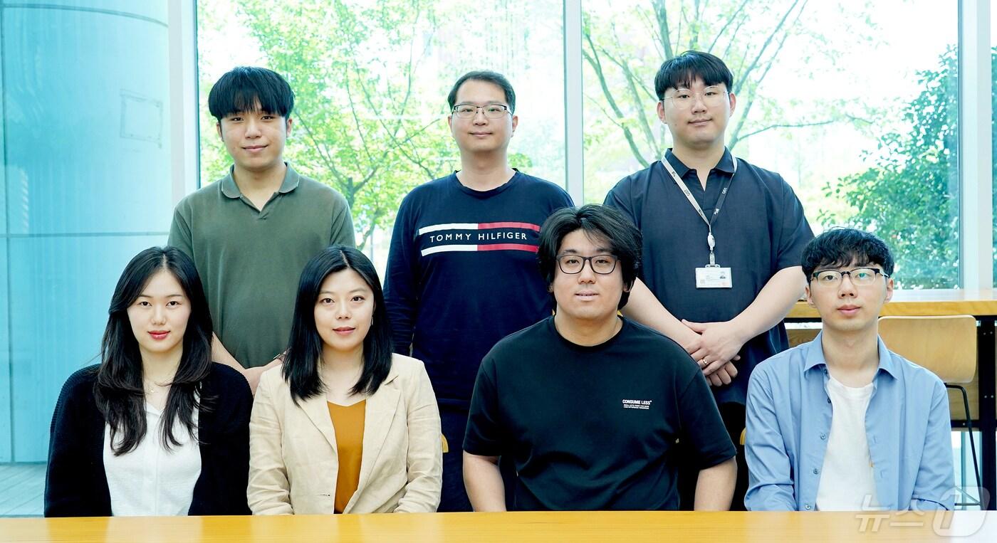 본문 이미지 - 이주형 석박사통합과정생, 정현호 교수, 김도은 박사과정생, 마지영·김규린 석박사통합과정생, 한장환 박사후연구원, 김현민 석박사통합과정생(앞줄 오른쪽부터 시계방향)(지스트 제공)/뉴스1 
