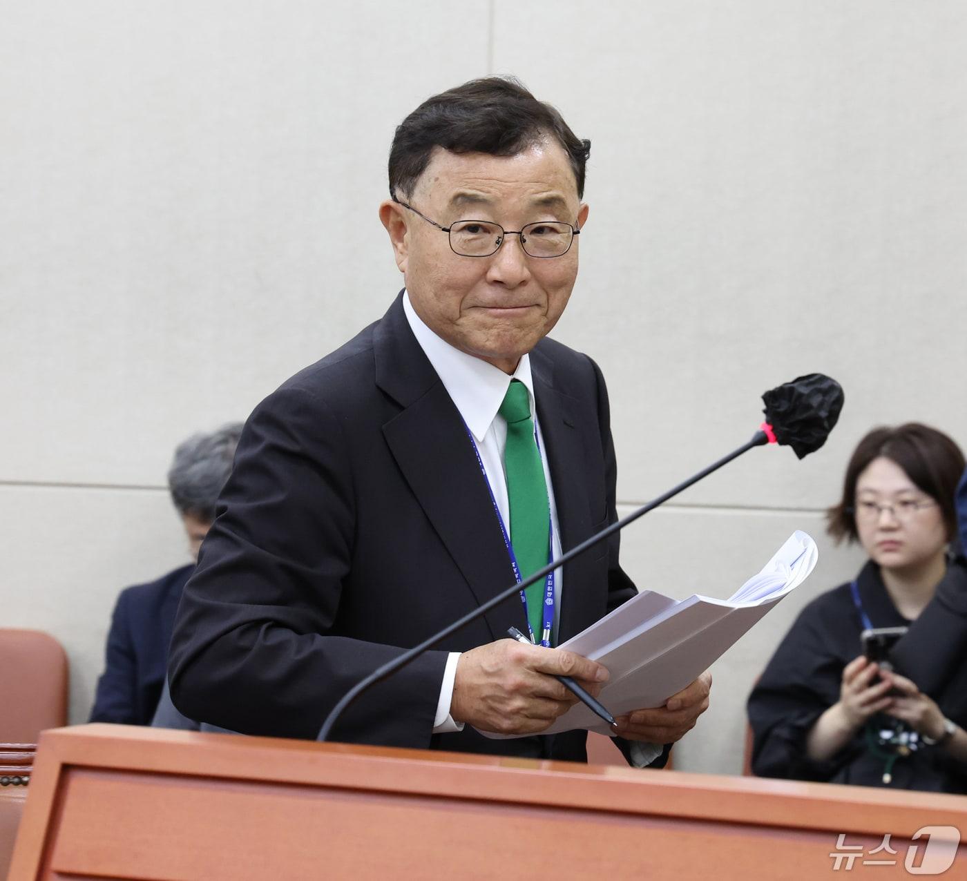 본문 이미지 - 김상균 연금개혁 공론화위원회 위원장이 30일 서울 여의도 국회에서 열린 연금개혁특별위원회 전체회의에서 보고를 위해 발언대로 향하고 있다. 2024.4.30/뉴스1 ⓒ News1 송원영 기자