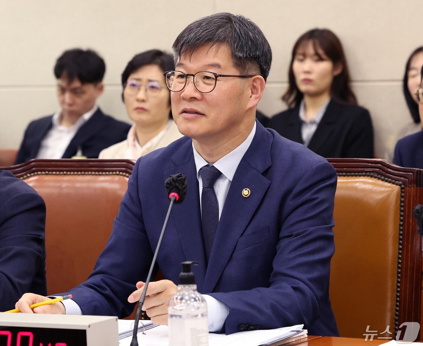 본문 이미지 - 이기일 보건복지부 제1차관이 30일 서울 여의도 국회에서 열린 연금개혁특별위원회 전체회의에서 의원들의 질의에 답변하고 있다. 2024.4.30/뉴스1 ⓒ News1 송원영 기자