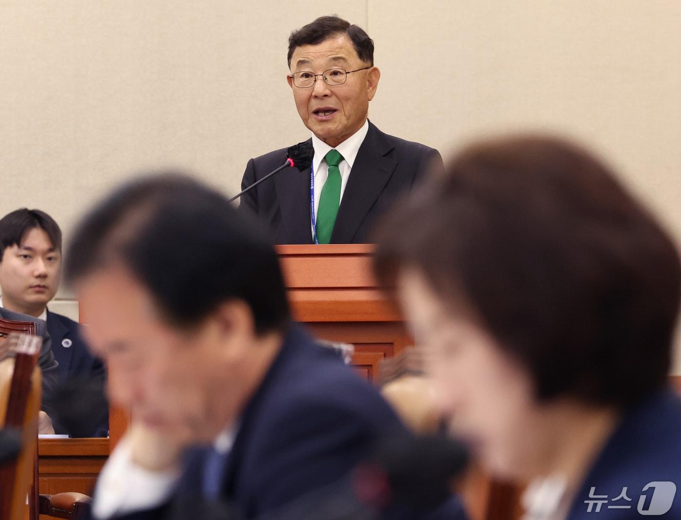 본문 이미지 - 김상균 연금개혁 공론화위원회 위원장이 30일 서울 여의도 국회에서 열린 연금개혁특별위원회 전체회의에서 보고를 하고 있다. 2024.4.30/뉴스1 ⓒ News1 송원영 기자