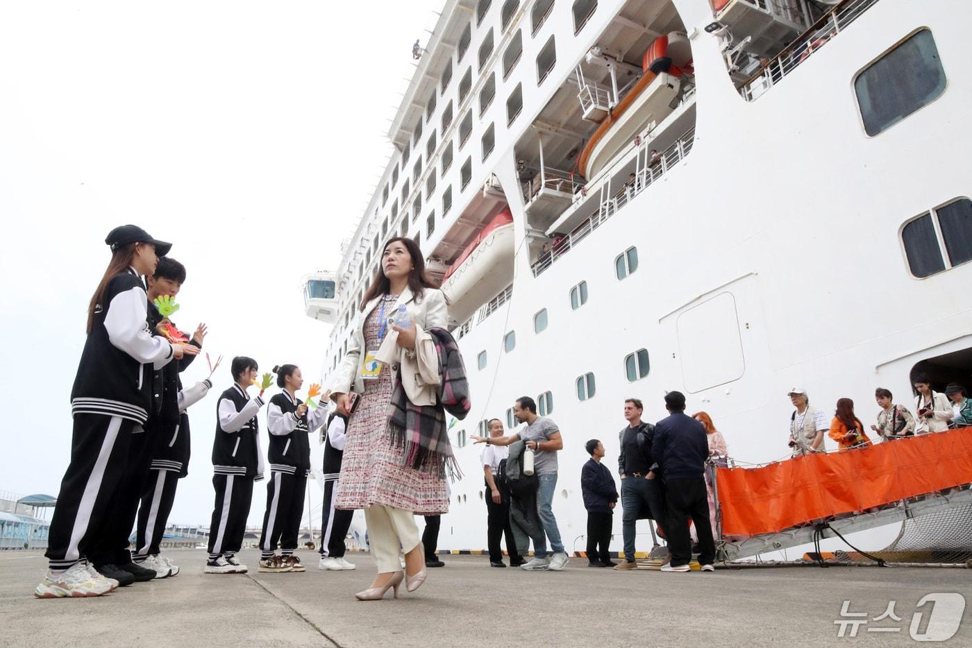 제주항에 입항한 크루즈 &#39;드림호&#39;를 타고 제주를 찾은 중국인 단체 관광객들이 하선하고 있다. . 2024.4.30/뉴스1 ⓒ News1 오현지 기자