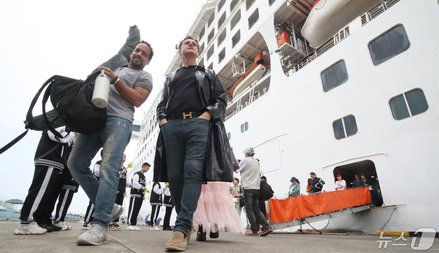  제주항에 입항한 크루즈 &#39;드림호&#39;를 타고 제주를 찾은 단체 관광객들이 하선하고 있다. 2024.4.30/뉴스1 ⓒ News1 오현지 기자
