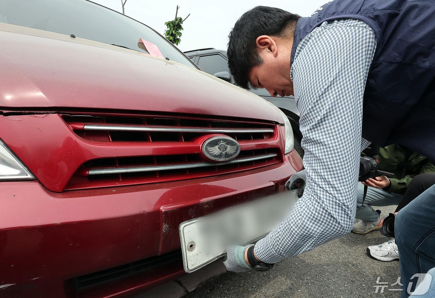 본문 이미지 - 서울 강남구의 한 공영주차장에서 강남구청 번호판 영치팀 직원이 자동차세 및 과태료 체납차량 번호판을 영치하고 있다. 2024.4.30 ⓒ 뉴스1 김진환 기자