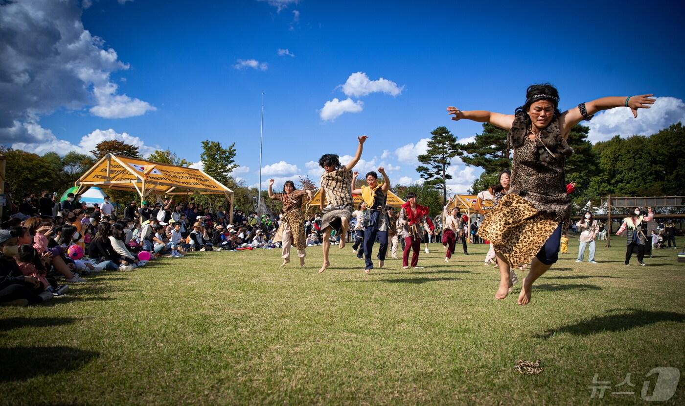 연천군은 오는 5월 3일부터 6일까지 전곡리 구석기유적지에서 '제31회 구석기축제'를 개최한다. 행사 프로그램 중 하나인 구석기인들의 퍼포먼스. (연천군 제공)