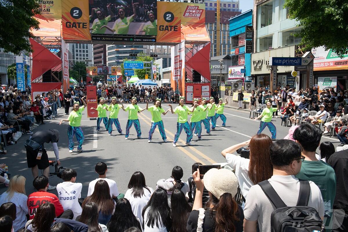 본문 이미지 - 대구시는 다음 달 8일부터 17일까지 도심 전역에서 '2024 판타지아대구페스타 봄축제'를 연다. 사진은 지난해 축제 모습. (대구시 제공)/뉴스1
