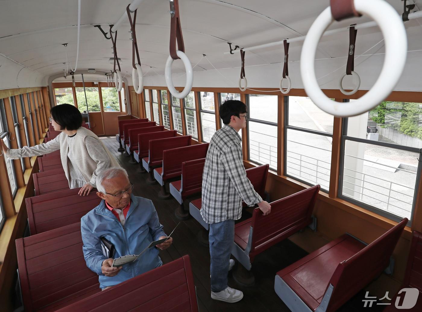 본문 이미지 - 30일 오후 부산 서구 동아대학교 부민캠퍼스에서 시민들이 국가 등록문화재 제494호인 '부산 전차'를 둘러보고 있다. 2024.4.30/뉴스1 ⓒ News1 윤일지 기자