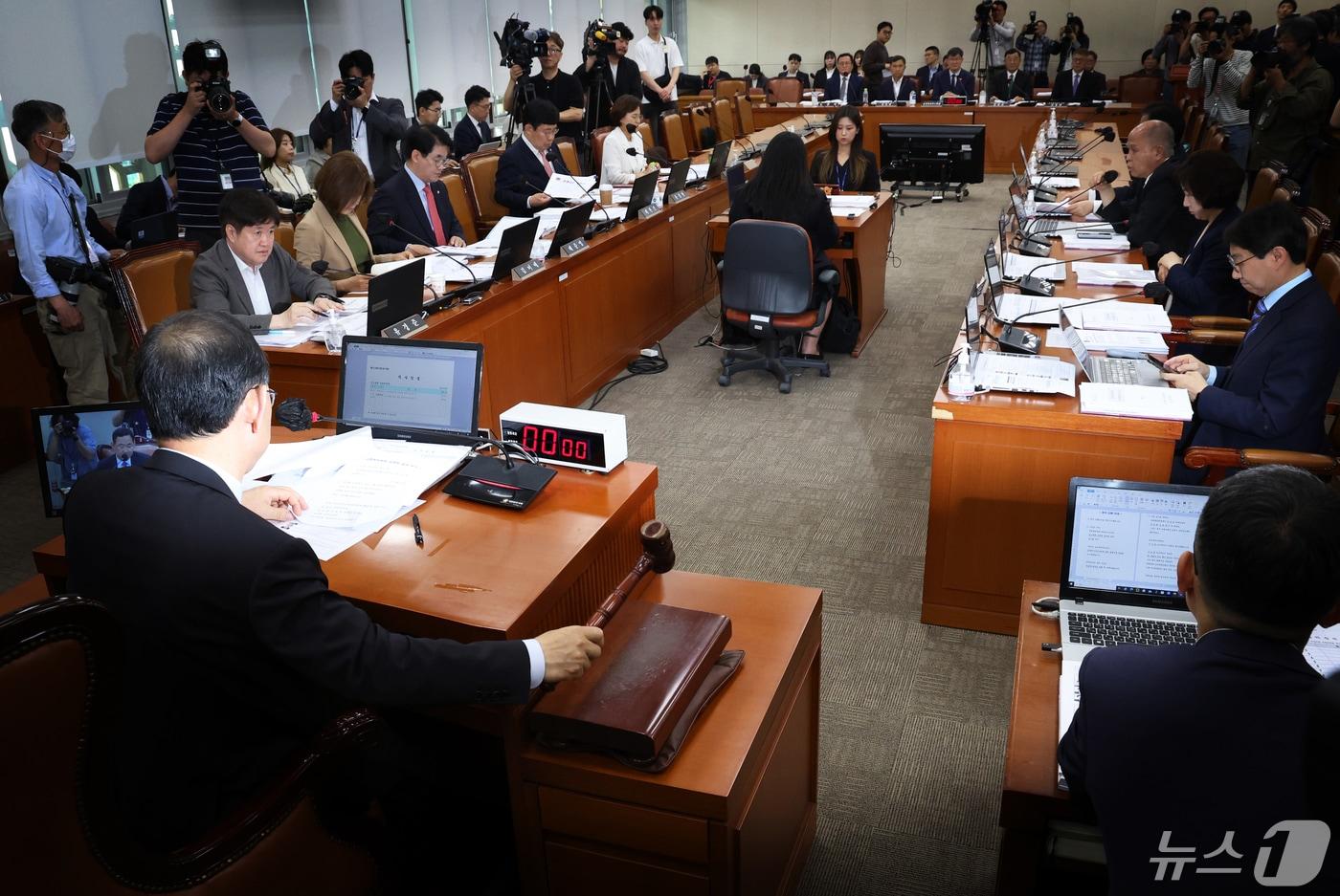 본문 이미지 - 주호영 국회 연금개혁특위 위원장이 30일 서울 여의도 국회에서 열린 연금개혁특별위원회 전체회의에서 의사봉을 두드리고 있다. 2024.4.30/뉴스1 ⓒ News1 송원영 기자