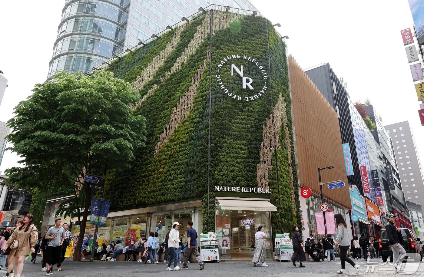 30일 오후 서울 중구 명동의 '네이처리퍼블릭 명동월드점' 앞으로 관광객이 지나가고 있다. 2024.4.30/뉴스1 ⓒ News1 박지혜 기자