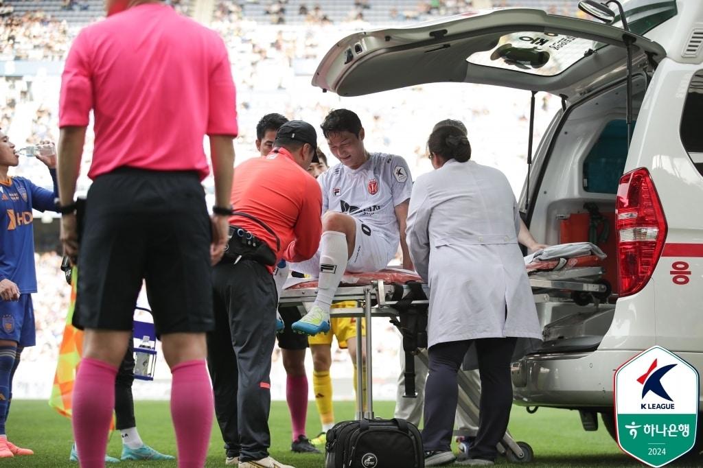 본문 이미지 - 십자인대 부상을 당한 제주 유나이티드의 최영준. (한국프로축구연맹 제공)