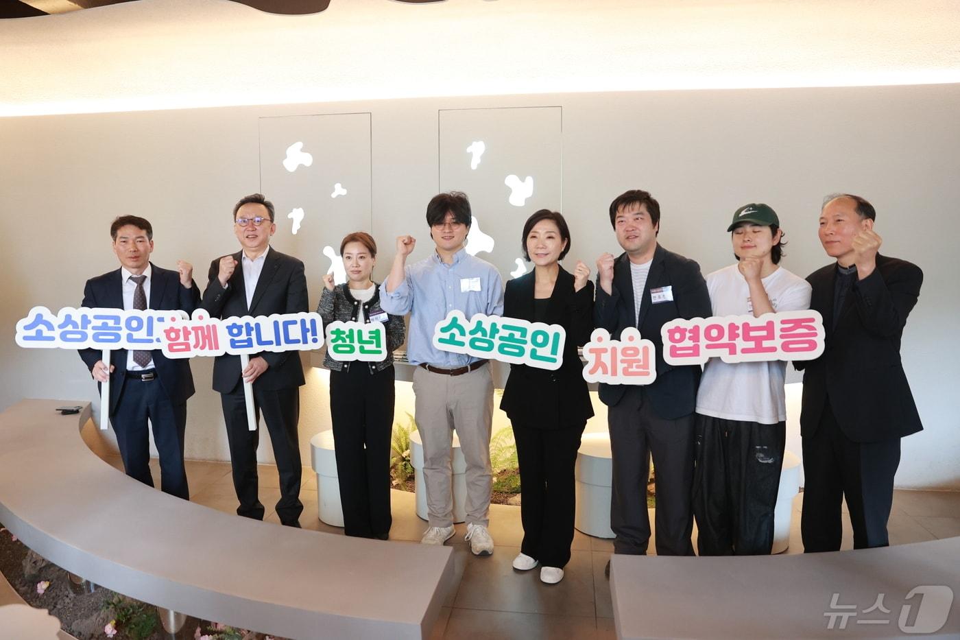 오영주 중소벤처기업부 장관(오른쪽 네 번째)이 서울 중구 콘티뉴이티에서 청년 소상공인 간담회 및 협약보증 MOU를 마치고 참석자들과 기념 촬영을 하고 있다.(중소벤처기업부 제공) ⓒ News1