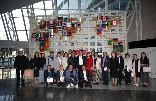 본문 이미지 - 베트남 동나이성 인민위원회가 방한해 기념촬영을 하고 있다. /사진제공 = 베트남 동나이성 인민위원회