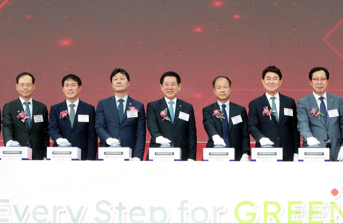 본문 이미지 - 30일 오후 순천 율촌산단에서 열린 롯데케미칼 삼박엘에프티㈜ 율촌 공장 착공식에 참석한 김영록 전남지사가 착공 발파식을 하고 있다.(전남도 제공)2024.4.30./뉴스1