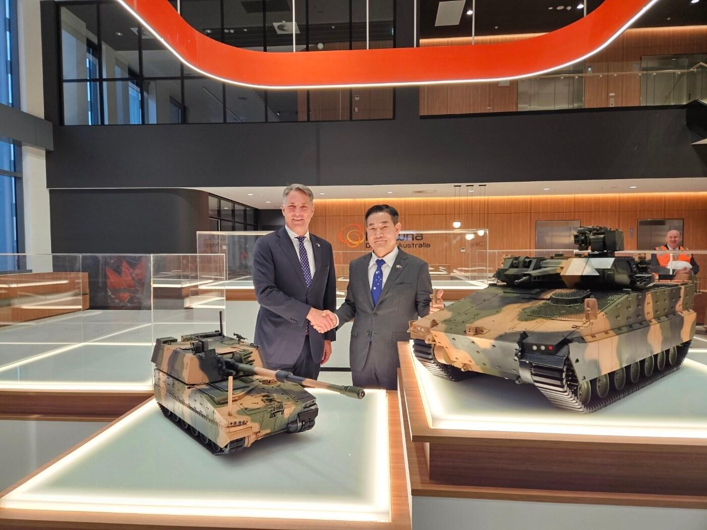 본문 이미지 - 신원식 국방부 장관(오른쪽)과 리차드 말스 호주 부총리 겸 국방장관.(국방부 제공)