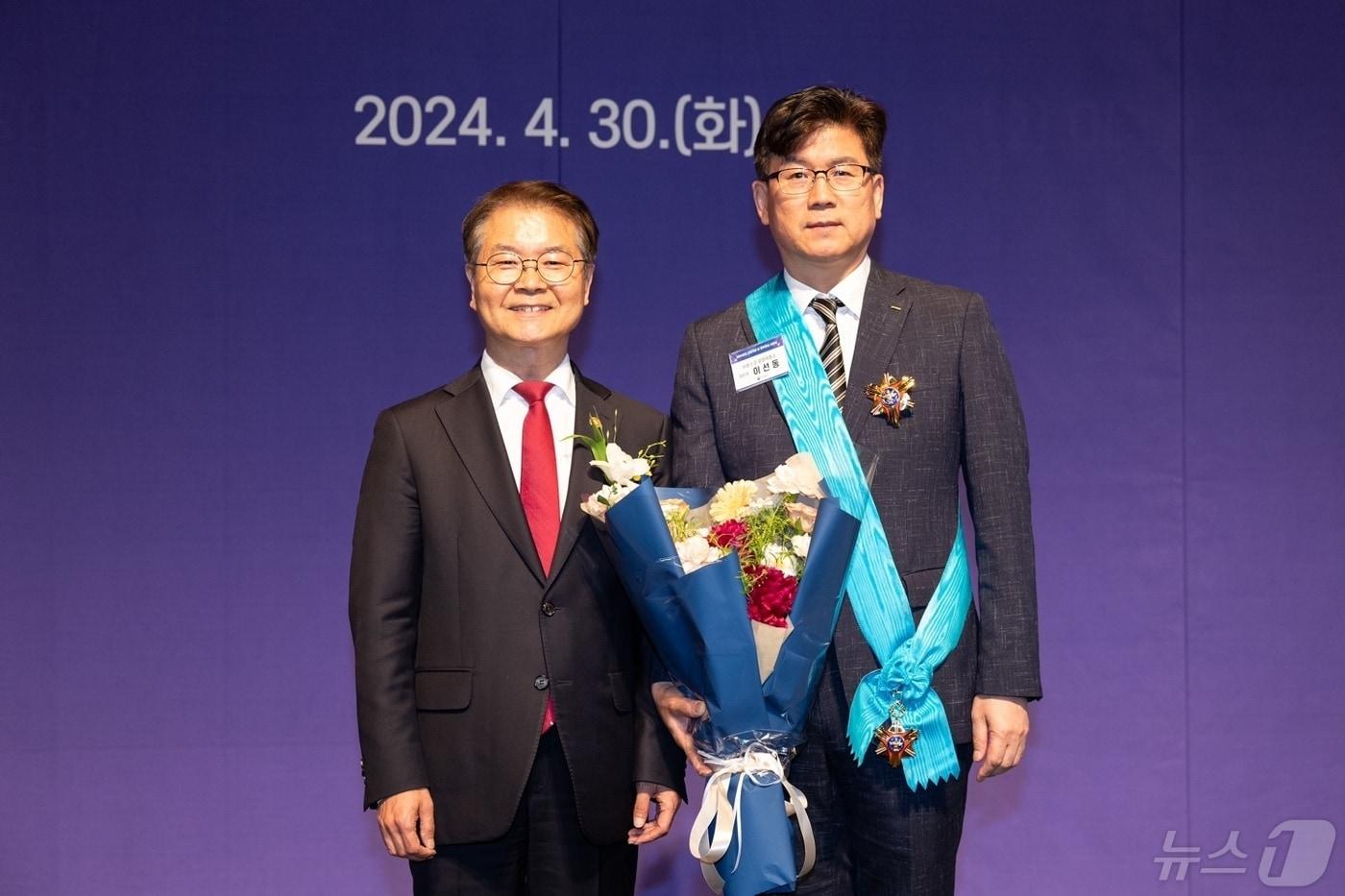 본문 이미지 - 이선동 포스코명장이 30일 개최된 2024년 근로자의 날 유공 정부포상 시상식에서 금탑산업훈장을 수상한 후 이정식 고용노동부 장관(왼쪽)과 기념사진을 촬영하고 있다.(포스코 제공)