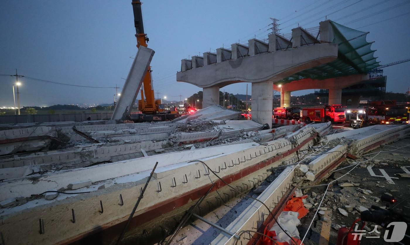 본문 이미지 - 30일 오후 경기 시흥시 월곶고가교 공사 현장에서 교각 구조물이 떨어지는 사고가 발생해 7명이 다쳤다. 사진은 월곶고가교 붕괴 현장의 모습. 2024.4.30/뉴스1 ⓒ News1 김영운 기자