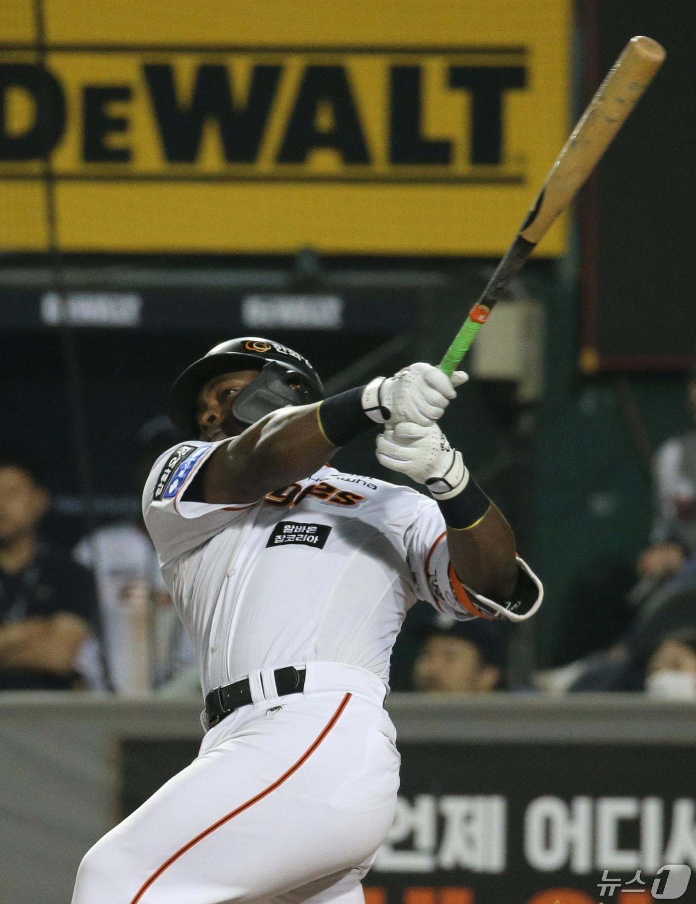 본문 이미지 - 30일 오후 대전 중구 한화생명 이글스파크에서 열린 프로야구 '2024 신한 SOL Bank KBO리그' SSG 랜더스와 한화 이글스 경기에서 7회말 1사 1, 2루 상황 한화 페라자가 1타점 좌전 2루타를 치고 있다. 2024.4.30/뉴스1 ⓒ News1 김기태 기자