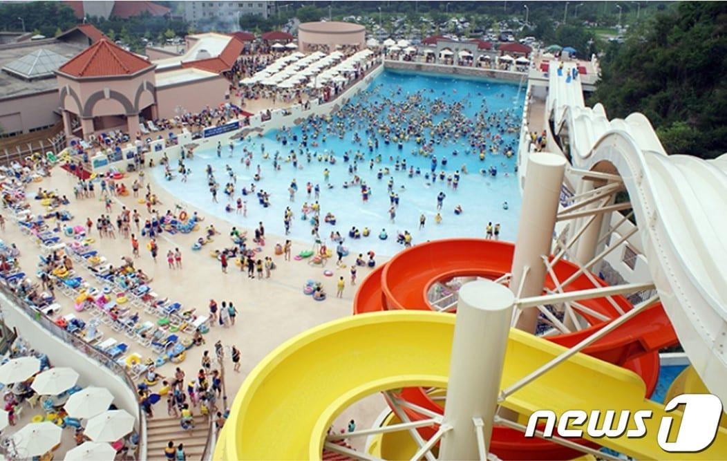 본문 이미지 - 아산스파비스 파도풀 및 슬라이드 전경(금호리조트 제공)