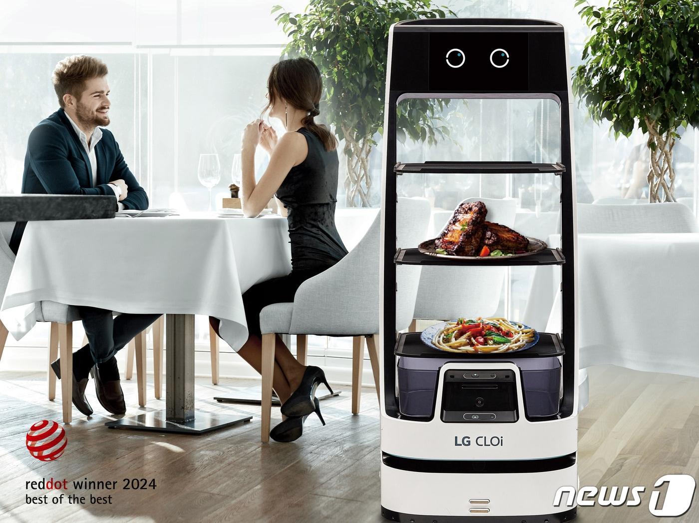 본문 이미지 - 올해 '레드닷 디자인 어워드'에서 최고상을 받은 LG 클로이 서브봇.(LG전자 제공)