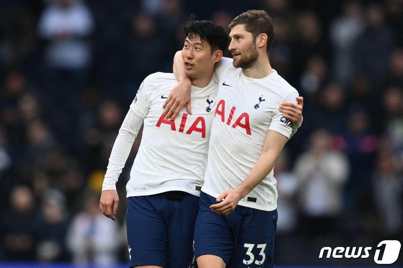 절친한 사이로 알려진 손흥민(왼쪽)과 벤 데이비스 ⓒ AFP=뉴스1