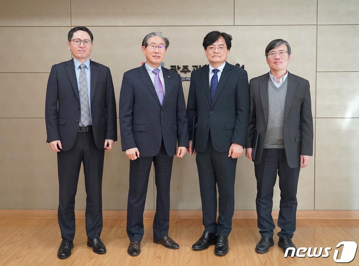 본문 이미지 - 지스트 김상돈 교학부총장, 임기철 총장, 여주상 대표이사, 김민곤 과학기술혁신사업단장(왼쪽부터)(지스트 제공)/뉴스1 