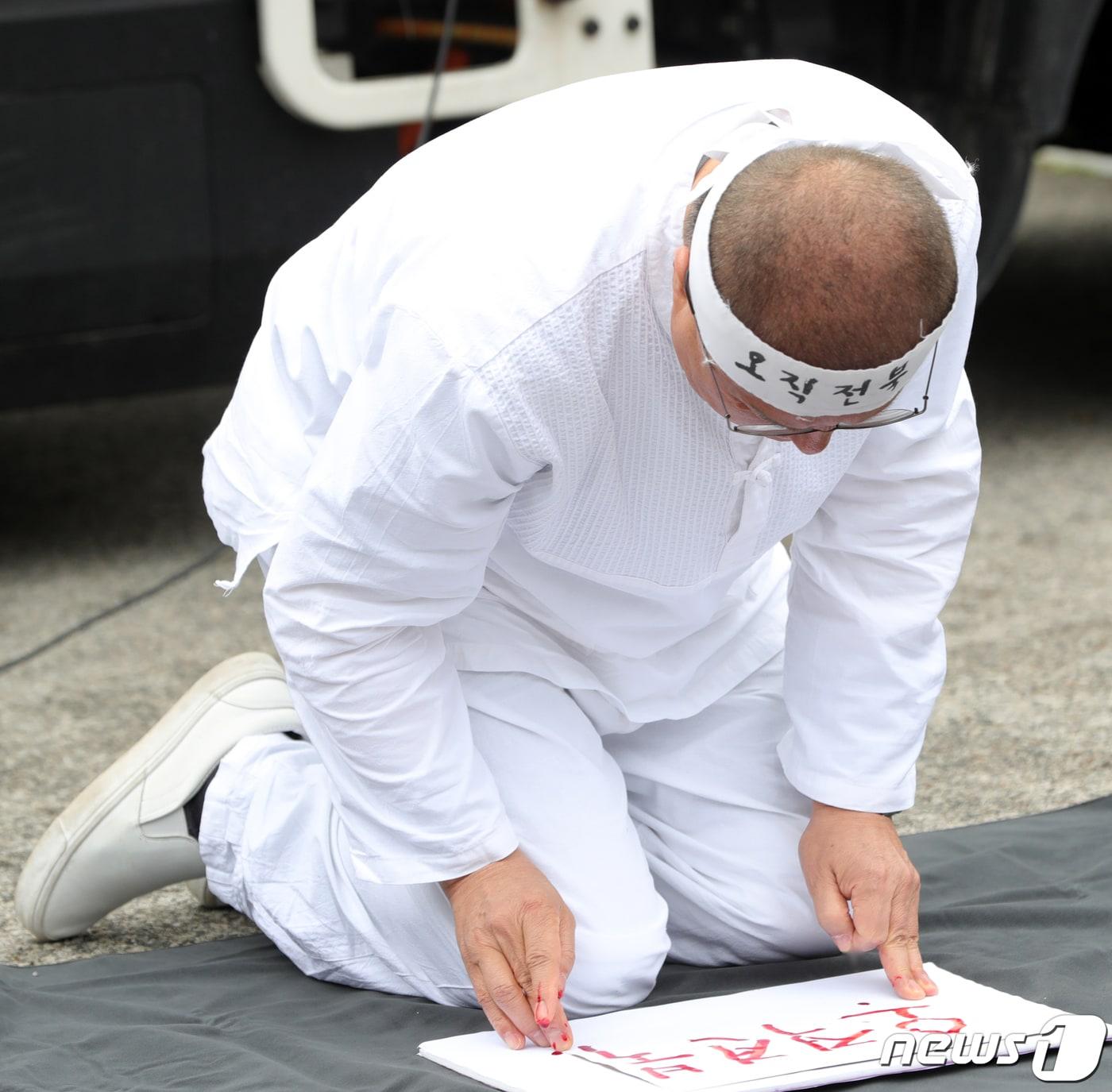 본문 이미지 - 정운천 국민의힘 전주을 후보가 4일 전북자치도 전주시 전북특별자치도청 앞에서 기자회견을 열고 '오직전북'이라는 혈서를 쓰고 있다. 2024.4.4/뉴스1 ⓒ News1 유경석 기자