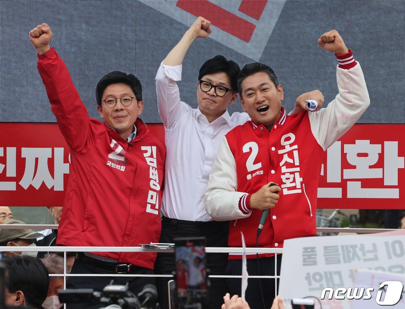 본문 이미지 - 한동훈 국민의힘 총괄선대위원장이 4일 서울 광진구 롯데백화점 건대스타시티점에서 김병민 광진구갑 후보와 오신환 광진구을 후보 지지 유세를 하고 있다. 2024.4.4/뉴스1 ⓒ News1 송원영 기자