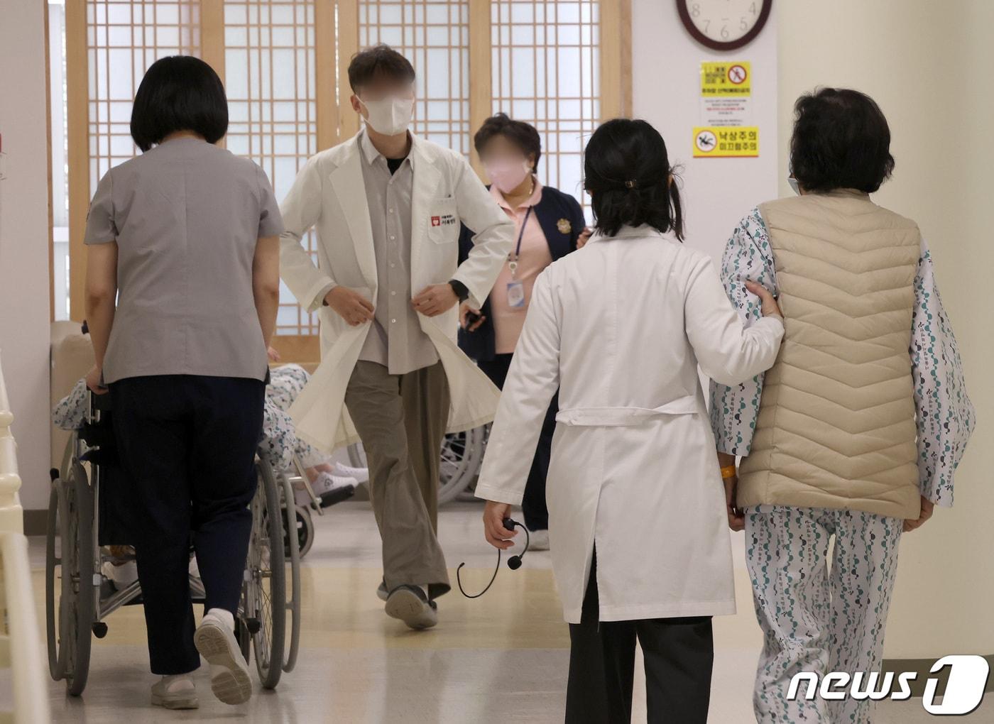 본문 이미지 - 26일 생명보험협회⋅RMI 보험경영연구소⋅보험연구원은 치매 정책의 공사협력 강화를 도모하고 치매리스크에 대한 보험회사 대응전략을 모색하고자 '초고령사회, 치매와 보험의 역할' 한⋅일 세미나를 개최했다. 서북병원은 서울시 첫 치매안심병원이다. 2024.4.4/뉴스1 ⓒ News1 이동해 기자