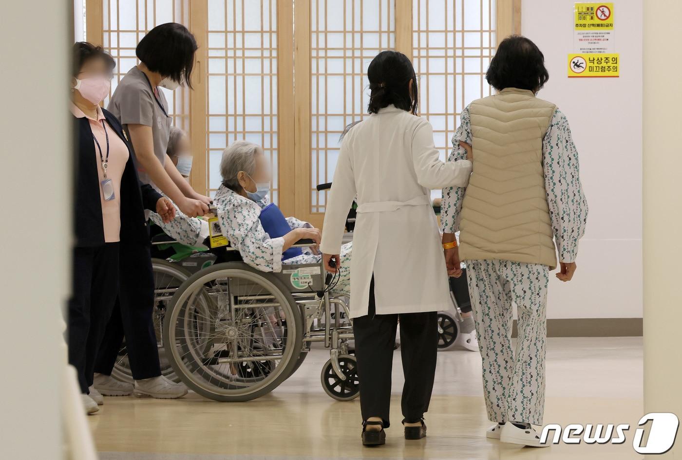 본문 이미지 - 4 서울 은평구 서북병원에서 의료진과 환자들이 이동하고 있다. ⓒ 뉴스1 이동해 기자