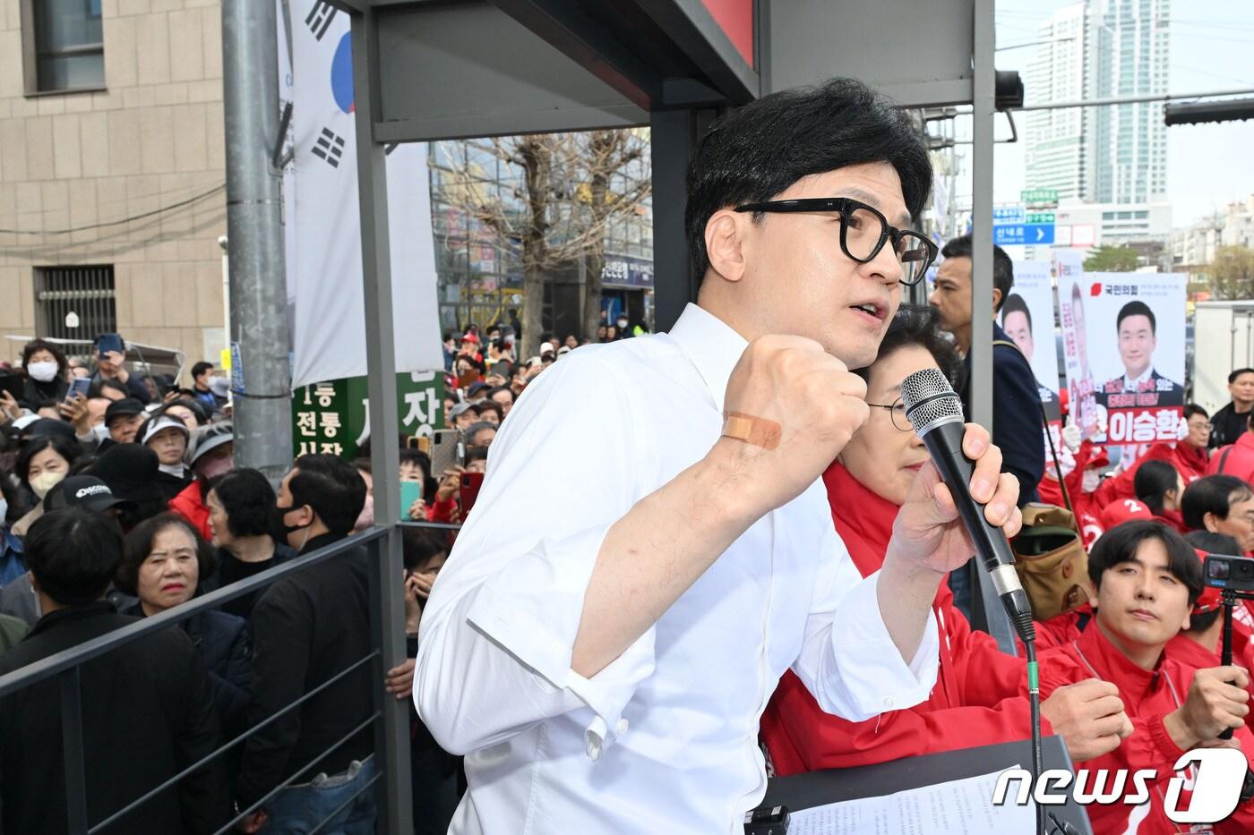 본문 이미지 - 한동훈 국민의힘 총괄선거대책위원장이 4일 서울 중랑구 우림시장 앞에서 김삼화 서울 중랑갑 후보, 이승환 서울 중랑을 후보의 지지를 호소하고 있다. (공동취재) 2024.4.4/뉴스1 ⓒ News1 송원영 기자
