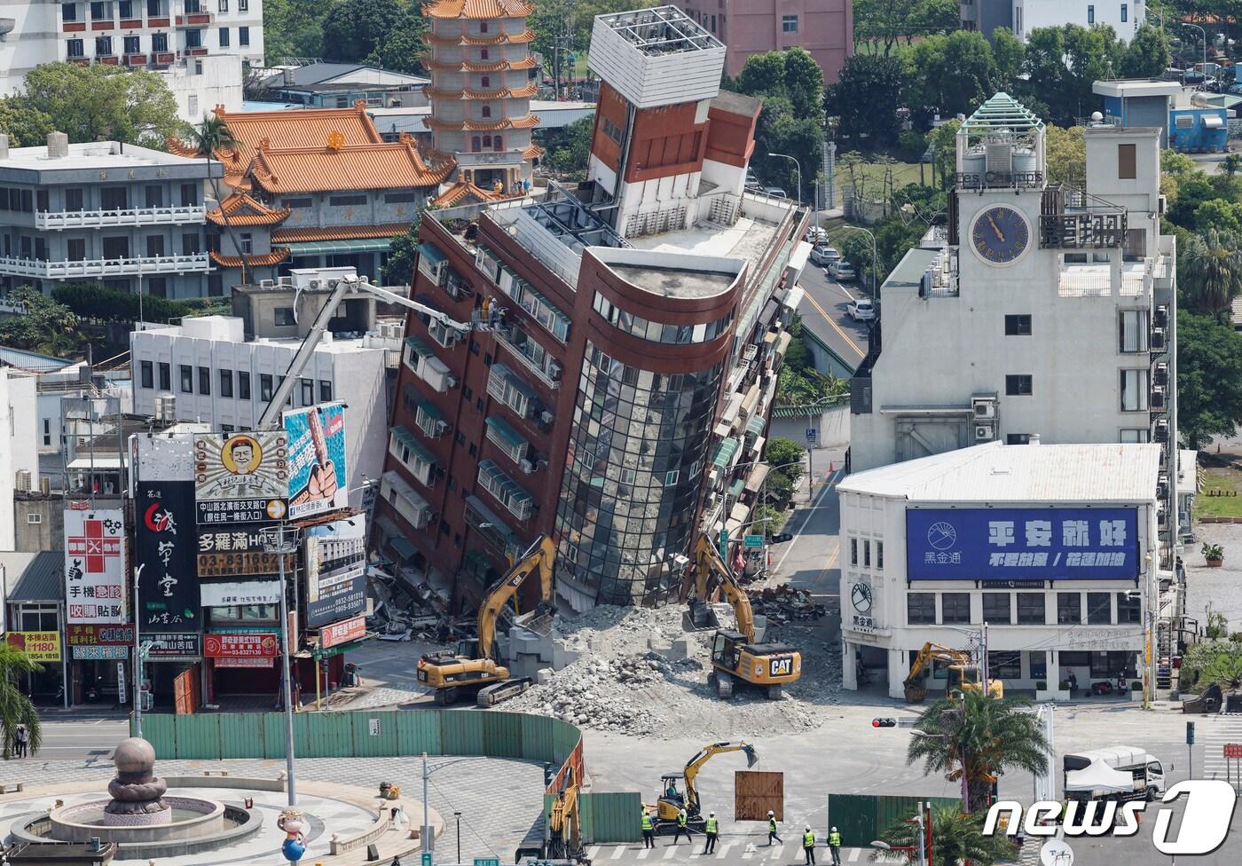 본문 이미지 - 4일(현지시간) 25년만에 최대 규모 7.4 강진이 강타한 대만의 화롄의 크게 기울어진 건물을 근로자들이 보강 작업을 하고 있다. 2024. 4. 4 ⓒ 로이터=뉴스1 ⓒ News1 우동명 기자