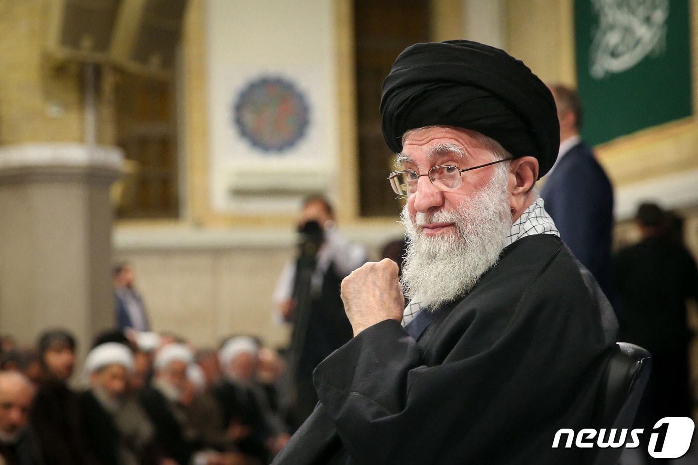 아야톨라 알리 하메네이 이란 최고지도자가 3일(현지시간) 테헤란에서 열린 정치인, 정부 관리들과 회의에 참석해 “이스라엘은 시리아 내 이란 영사관 폭격으로 반드시 뺨을 맞게 될 것"이라고 밝히고 있다. 2024. 4. 4 ⓒ AFP=뉴스1 ⓒ News1 우동명 기자