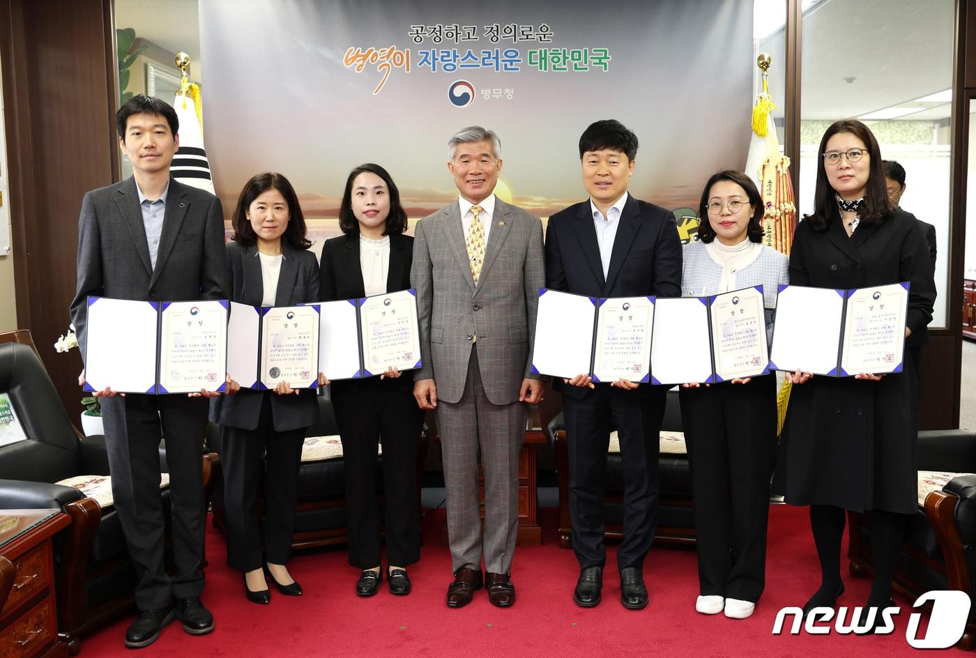 본문 이미지 - 이기식 병무청장(가운데)이 4일 정부대전청사에서 적극행정 우수 직원에게 상장 수여 후 기념촬영을 하고 있다. (병무청 제공) 2024.4.4/뉴스1